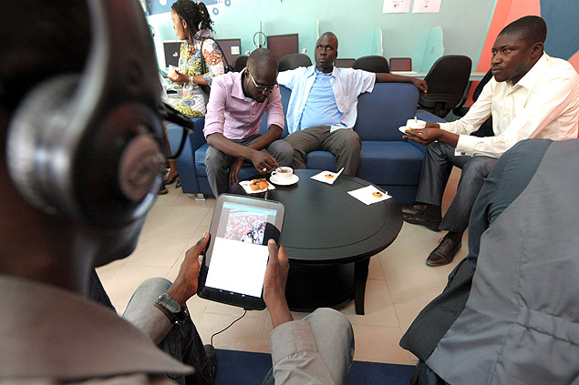 Clientes usam tablets durante a inaugurao do que seria o primeiro "tabletcaf" do mundo, em Dacar (Senegal)