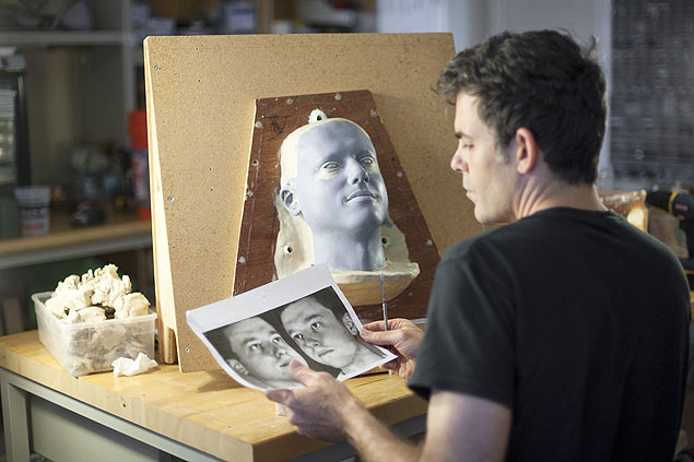 David Hanson, fundador da Hanson Robotics, trabalha em um modelo robótico da cabeça de Dmitry Itskov