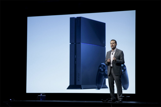 O presidente da Sony Computer Entertainment, Andrew House, apresenta imagens do novo PS4 em evento em junho deste ano