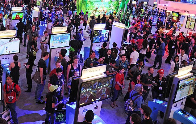 Visitantes da feira de games E3, em Los Angeles, experimentam games na exposio da Nintendo