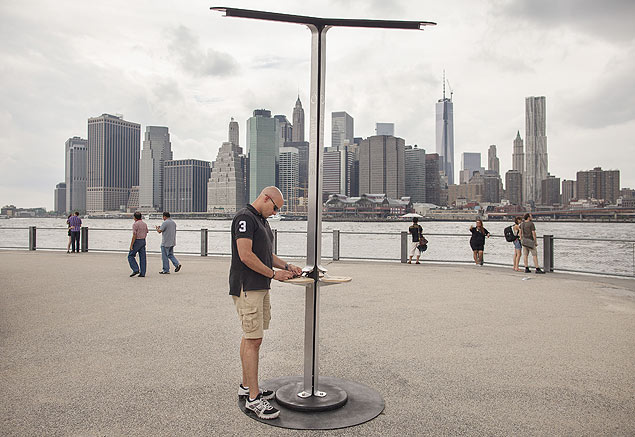 Estaes em NY oferecem recarregamento de aparelhos usando energia solar
