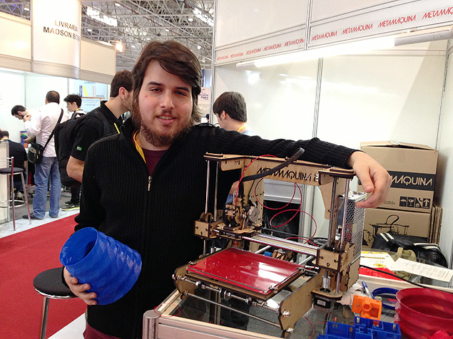 Felipe Sanches, diretor de desenvolvimento, e a impressora 3D Metamquina 2 