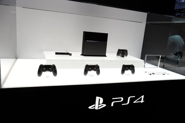 Console PlayStation 4, com controles e cmera, expostos durante feira de games E3