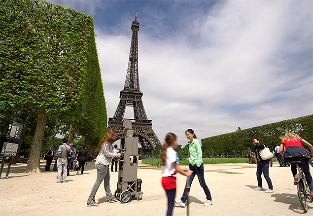 Em vídeo, Pascal Malite, gerente do Street View, caminha com "carrinho fotográfico" do projeto próximo à torre Eiffel, cujo topo se tornou disponível na ferramenta