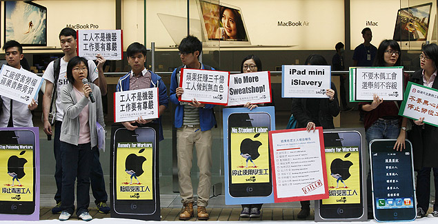 Ativistas da SACOM (Estudantes e Professores contra Ms Condutas Corporativas) protestam em frente  loja da Apple de Hong Kong, em fevereiro