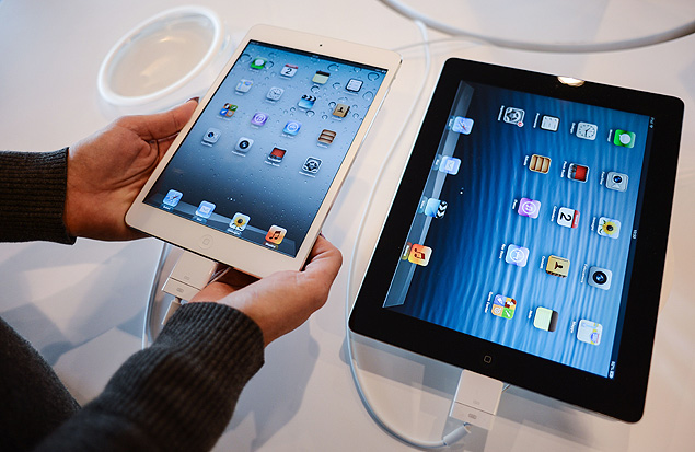 Lado a lado, a primeira e atual geração do iPad mini (esq.) e a quarta geração do iPad "convencional" em loja de Roma