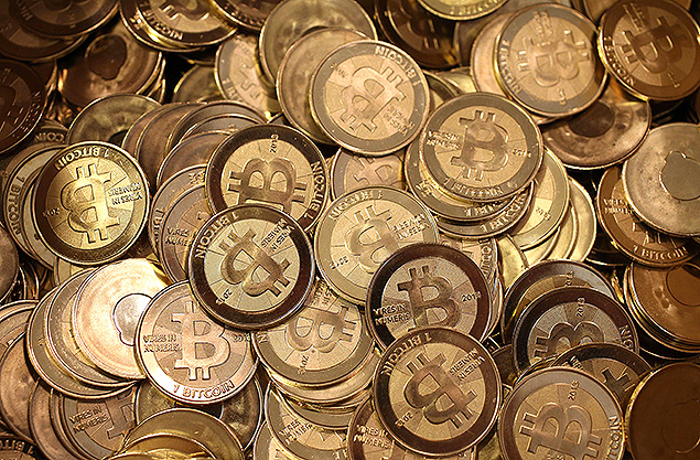 Representaes fsicas da moeda virtual bitcoin em Sandy, Utah (EUA); preo passa dos US$ 1.000 