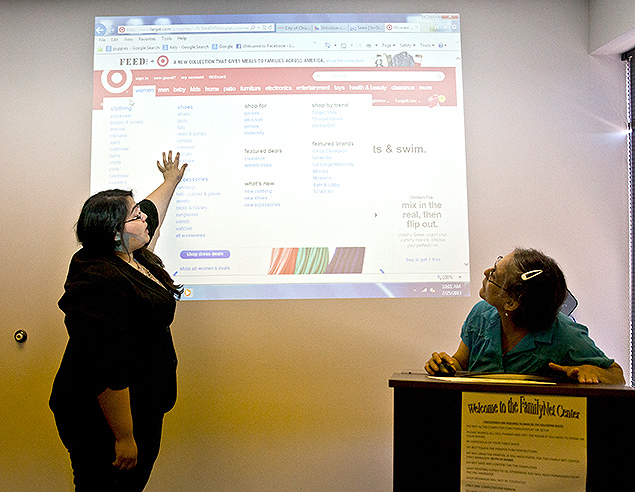 A instrutora Graciela Diaz (esq.) d aula de conceitos de internet bsicos para adultos em centro FamilyNet de Chicago