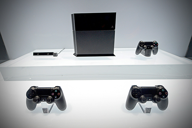 O console PlayStation 4 no estande da Sony na feira de games E3, de Los Angeles