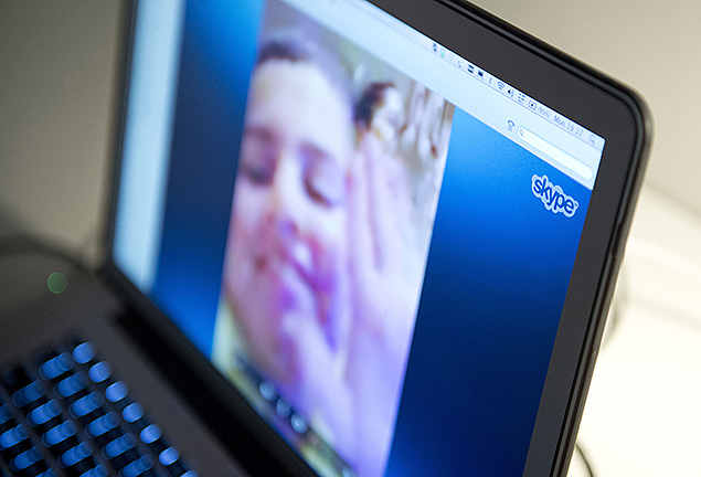 Mulher se comunica com a famlia a distncia usando Skype em Estocolmo; software completou 10 anos