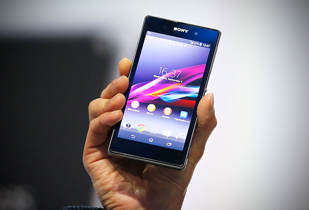 Funcionrio da Sony exibe o Xperia Z1, smartphone cujo destaque  a cmera de 20,1 Mpixels