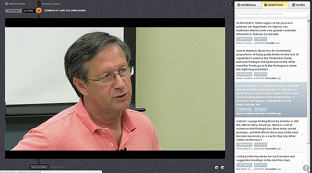 Imagem do site Udemy mostra o professor Marshall Eaking lecionando sobre histria do Brasil
