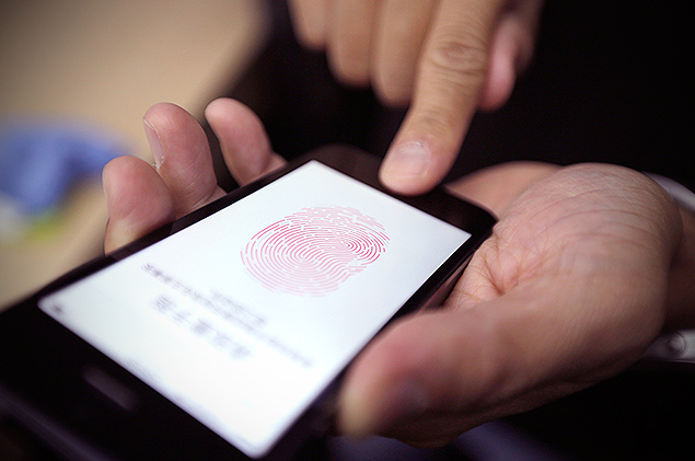 Jornalista testa a Touch ID, sistema de desbloqueio de tela do novo iPhone