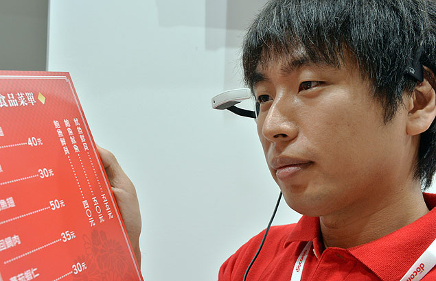 Óculos expostos na feira de eletrônicos Ceatec, no Japão, ajudam a traduzir cardápios para turistas