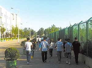 Imagem mostra estudantes caminhando para iniciar um dia de trabalho