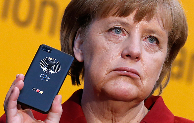 Angela Merkel exibe um celular BlackBerry Z10 equipado com sistema de segurana para blindar comunicaes oficiais durante feira CeBIT deste ano, em Hanover
