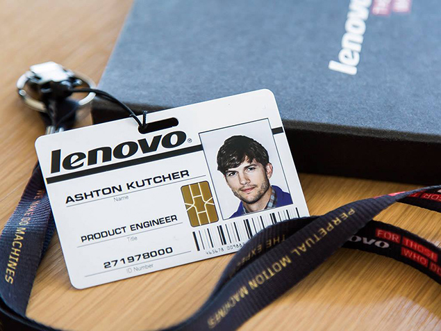 Lenovo divulga o que seria um crach para o "engenheiro de produtos" da empresa, o ator Ashton Kutcher