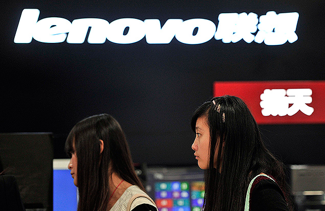 Pessoas em loja da Lenovo na cidade de Hefei, provncia de Anhui (China); companhia chinesa diz ter superado Positivo no Brasil