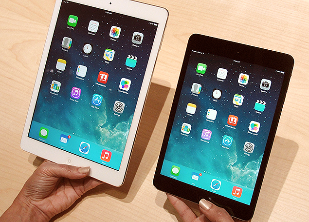 Os tablets de nova gerao da Apple aps seu anncio, em San Francisco: o iPad Air (esq.) e o novo iPad mini