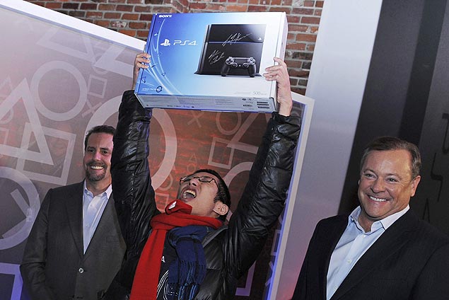 Joey Chiu foi o primeiro comprador do PlayStation 4 nos Estados Unidos; na foto, ao lado de Andrew House ( esq.) de de Jack Tretton