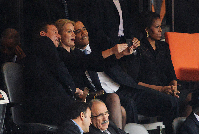 Obama, Cameron e a primeira-ministra da Dinamarca, Helle Thorning Schmidt, tiram foto no tributo a Mandela
