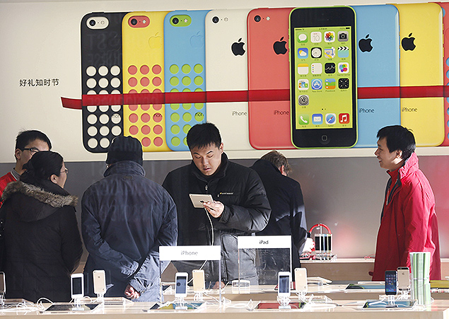 ROL03 PEKN (CHINA) 18/12/2013.- Varios clientes revisan varios dispositivos en una tienda de Apple en Pekn (China) hoy, mircoles 18 de diciembre de 2013. Varias informaciones afirman que China Mobile, el mayor operador de telefona del mundo, podra estar negociando un acuerdo con Apple, aunque no hay declaraciones oficiales. Los analistas afirman que el posible acuerdo podra aumentar las ventas de telfonos mviles iPhone en el pas en 2014 en unas cifras que oscilaran entre los 10 y los 40 millones de unidades. EFE/Rolex Dela Pena ORG 