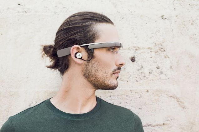 Homem usa verso mais recente do Google Glass, que ganhou opo de tirar fotos apenas com piscadela
