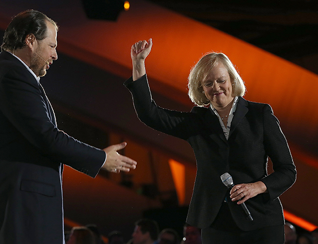 Os diretores da Salesforce, Marc Benioff (esq.), e da HP, Meg Whitman durante evento corporativo em 2013