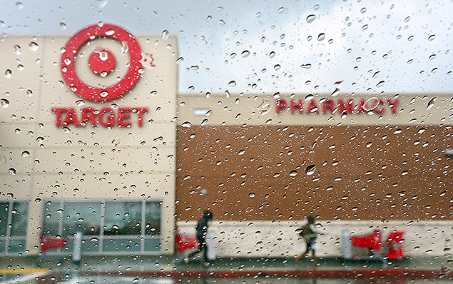 Consumidores deixam loja da Target em tarde chuvosa de Alhambra, Califrnia (EUA); rede sofreu ataque virtual