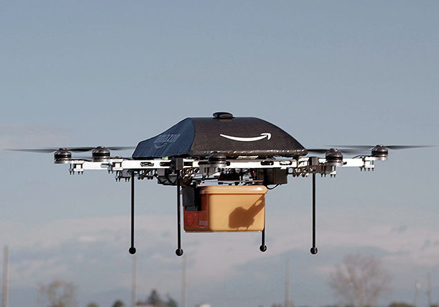 Drone da Amazon, empresa que planeja usar aeronaves controladas remotamente para entregas