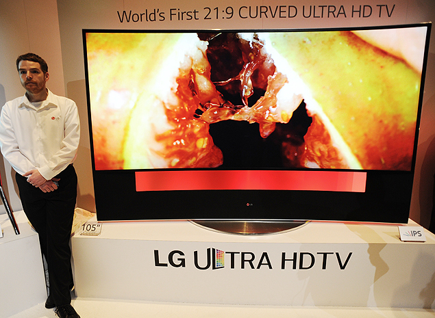 TV ultra-HD de 105 polegadas com tela em curva da LG apresentada na CES 2014