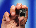 O Edison, PC do tamanho de um carto de memria,  demonstrado pelo presidente-executivo da Intel em Las Vegas (Robyn Beck - 6.jan.14/AFP)