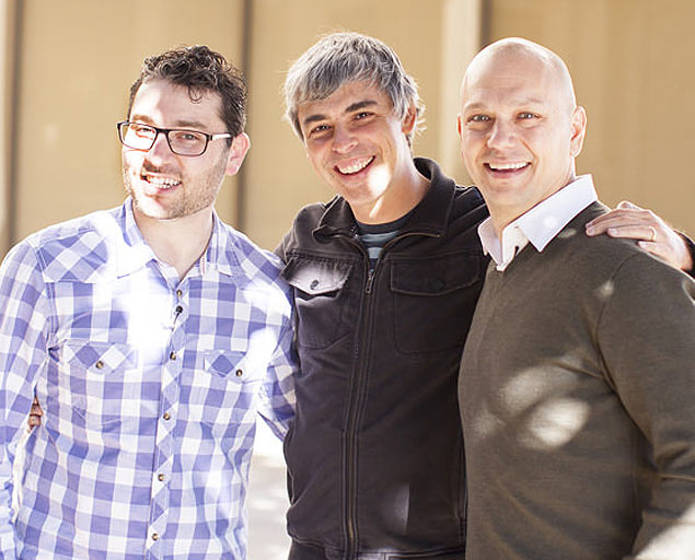Em foto postada no blog oficial da Nest, os fundadores da empresa, Matt Rogers e Tony Fadell (esquerda e direita) abraçam o presidente do Google, Larry Page
