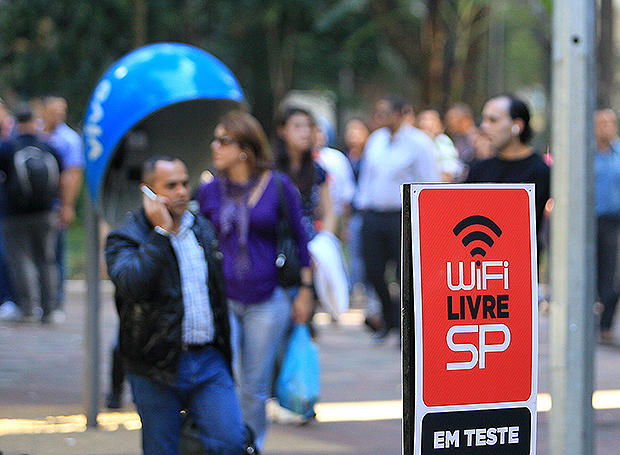 Homem usa celular prximo a ponto de wi-fi gratuito na praa Dom Jos Gaspar, em So Paulo