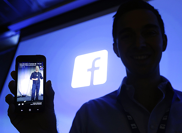 Michael Goodwin, da HTC, apresenta o aplicativo Facebook Home; usurios da rede esto 
