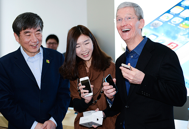 O presidente da China Mobile, Xi Guohua, e o presidente-executivo da Apple, Tim Cook, durante entrega de iPhones, em Beijing