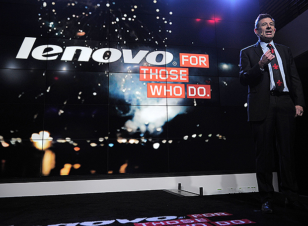 David Roman, chefe de marketing da Lenovo, apresenta os tablets Yoga durante conferncia no YouTube Space, em Los Angeles