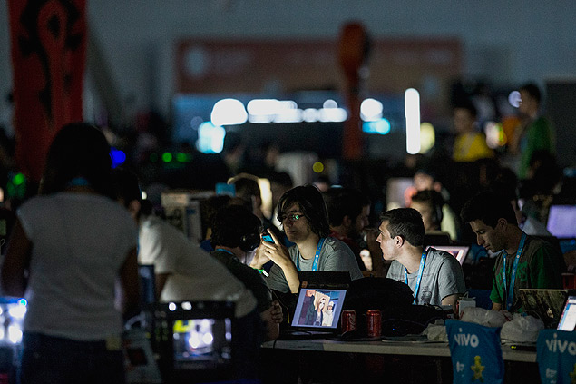 Campuseiros ficam no escuro em alguns momentos na feira Campus Party no pavilho do Anhembi em Sao Paulo