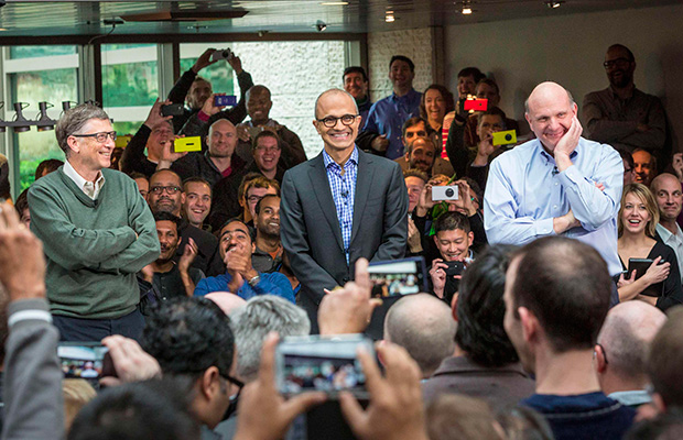 Bill Gates (esq.), Satya Nadella e Steve Ballmer, o 1, o 3 e atual e o 2 presidentes-executivos da Microsoft