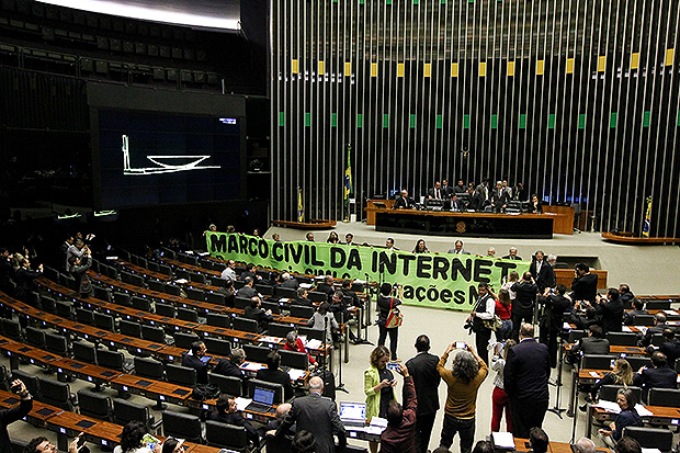 Parlamentares favorveis ao texto de Alessandro Molon fazem protesto na Cmara contra mudanas em novembro