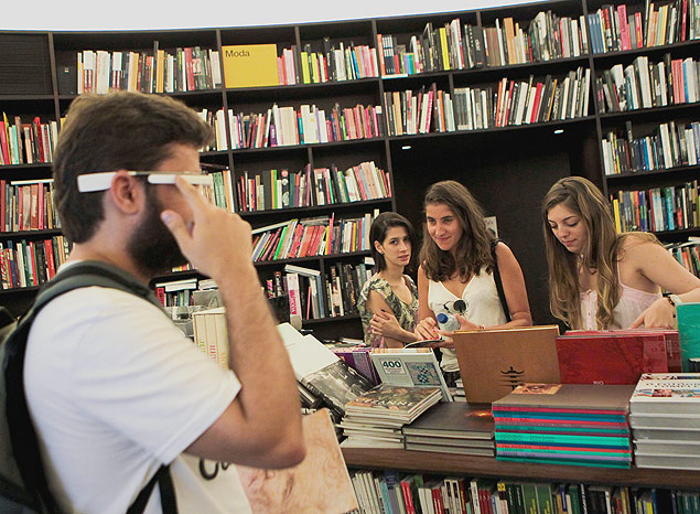 Clientes de livraria em São Paulo notam Google Glass; "[leia mais]":http://www1.folha.uol.com.br/tec/2014/02/1409250-aplicativos-ampliam-horizontes-do-google-glass-leia-perguntas-e-respostas.shtml