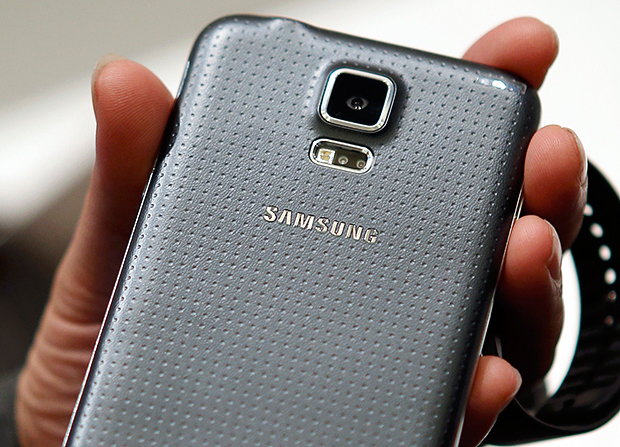 O celular Galaxy S5, que tem sensor cardaco na parte traseira