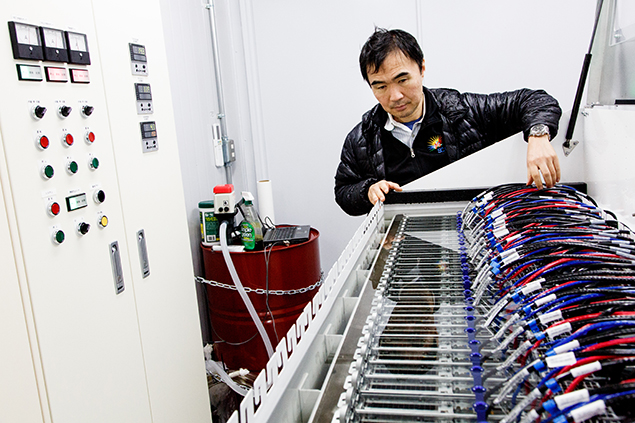 Satoshi Matsuoka com um prottipo de supercomputador que  resfriado por submerso em um tanque de leo mineral