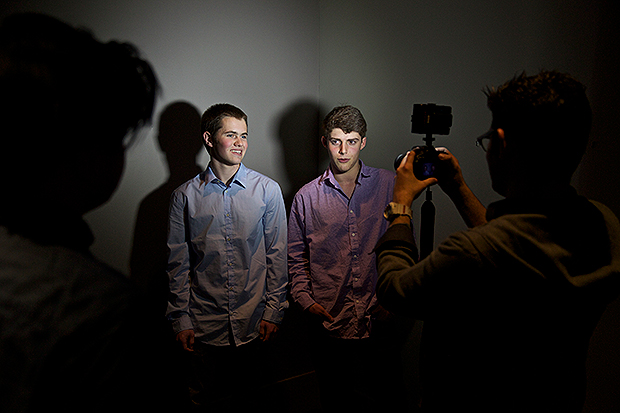 Michael Hansen (esq.) e Ryan Orbuch, criadores do app Finish, so entrevistados durante o evento TEDxTeen em Nova York