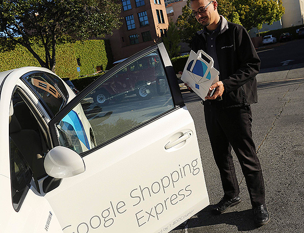 Daniel Lander durante entrega de um brinquedo para entrega do Google em Palo Alto, na Califrnia