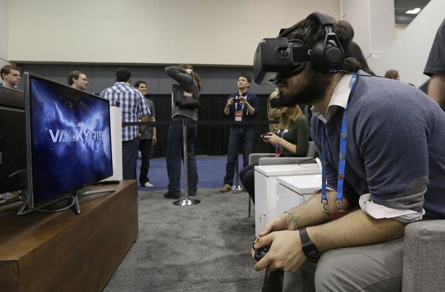 Homem testa Oculus Rift, dispositivo de realidade virtual, na GDC (Game Developer Conference) em 2014