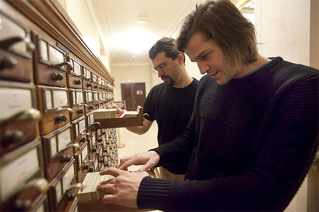 Michel ( frente) pesquisa em biblioteca de Harvard com seu colega Erez Aiden