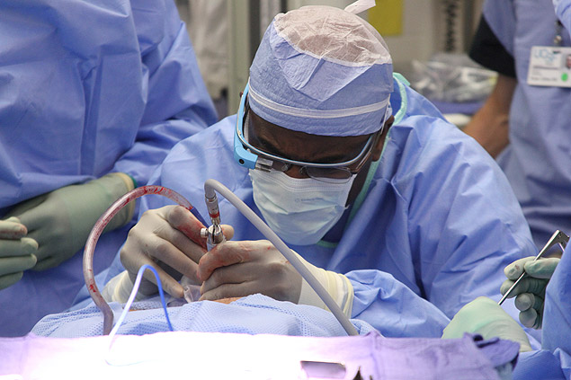 Cirurgio Pierre Theodore usa o Google Glass durante uma cirurgia em San Francisco