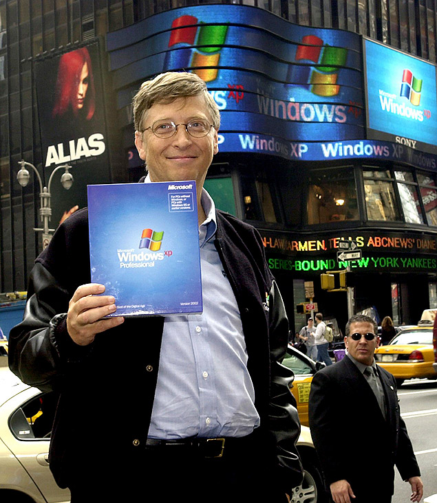 Bill Gates segura uma cpia do Windows XP durante seu lanamento em Nova York, em 2001