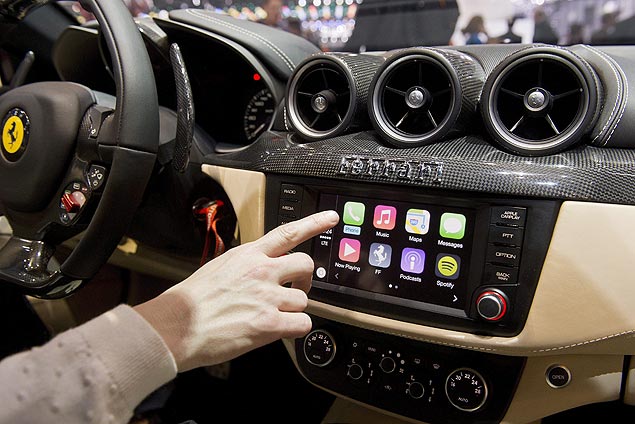 Sistema CarPlay, que exibe apps de iPhone em uma tela do painel do carro